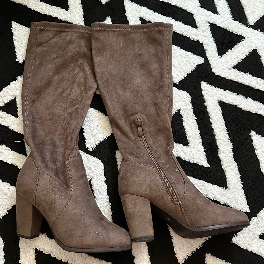 Soft suede, mid leg boots